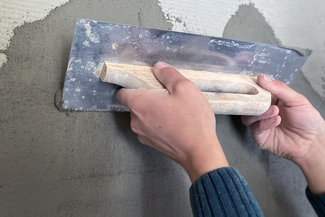 Що обрати: штукатурку або натяжну стелю